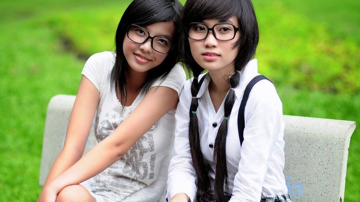 Además de maquilladas y con tacones, Japón ha prohibido a las mujeres las gafas en el trabajo