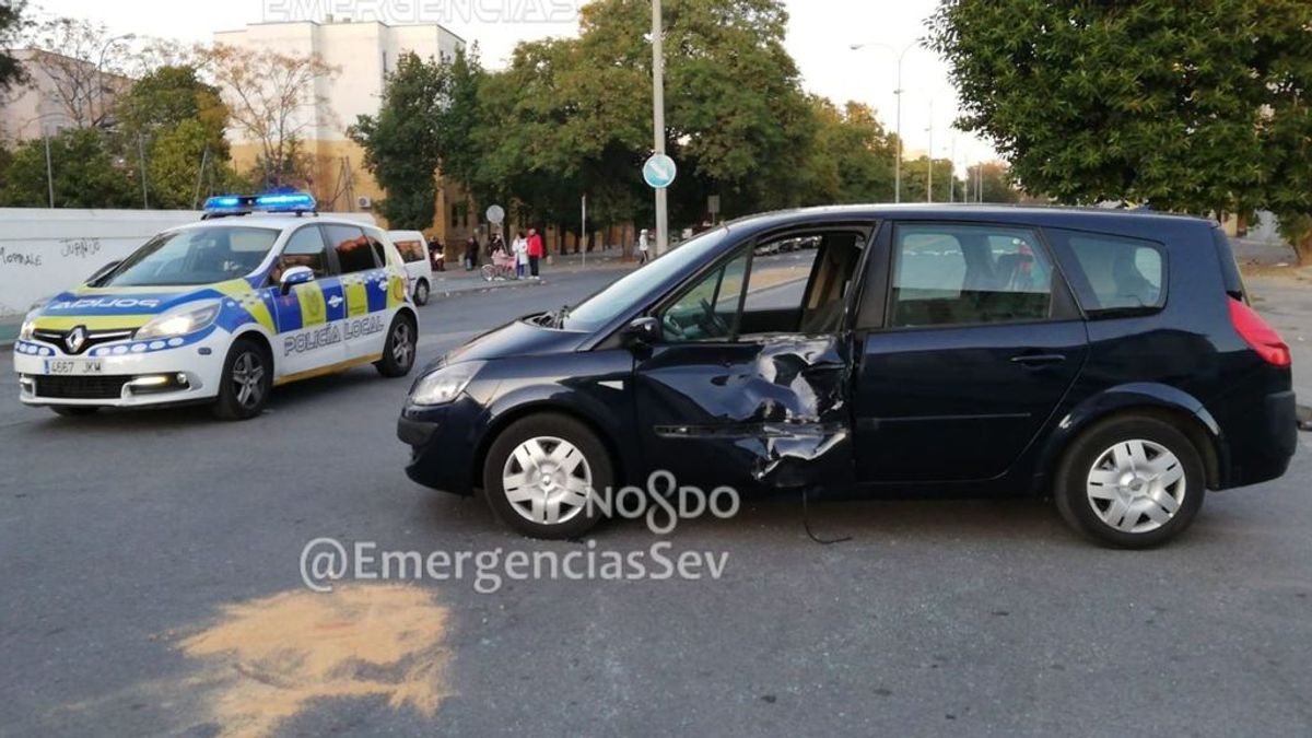 Herido de gravedad un menor al colisionar contra un turismo cuando conducía una motocicleta en Sevilla