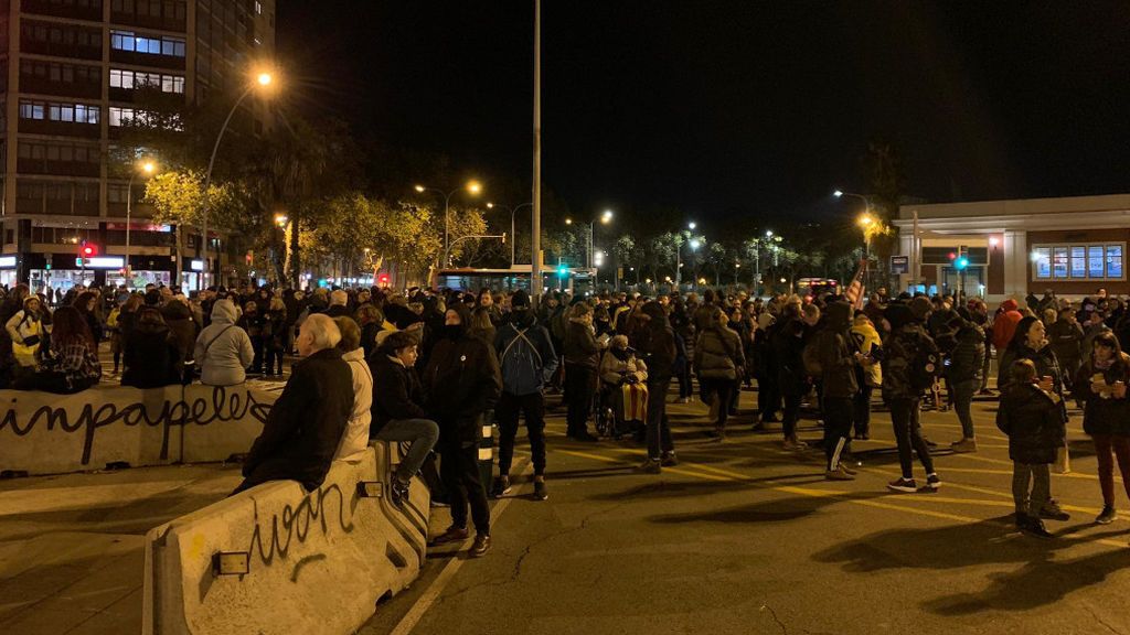 Los CDR cortan la avenida Meridiana de Barcelona una noche más Los CDR cortan la avenida Meridiana de Barcelona una noche más
