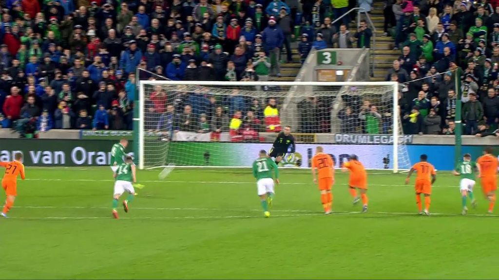Steven Davis manda a las nubes un penalti decisivo ante Holanda (0-0)