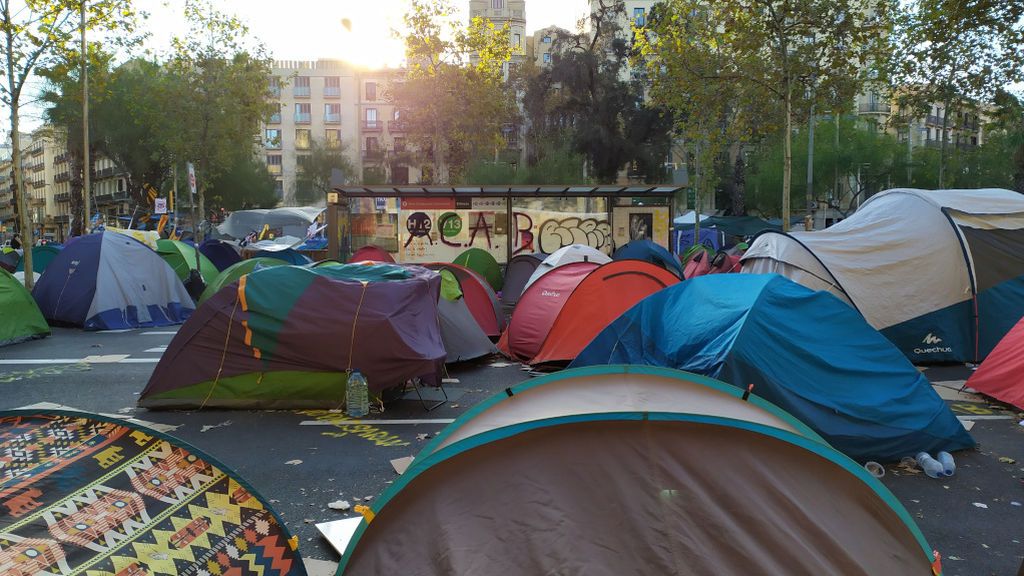 Los Mossos detienen a un acampado e identifican a 117 en plaza Universitat Los Mossos detienen a un acampado e identifican a 117 en plaza Universitat