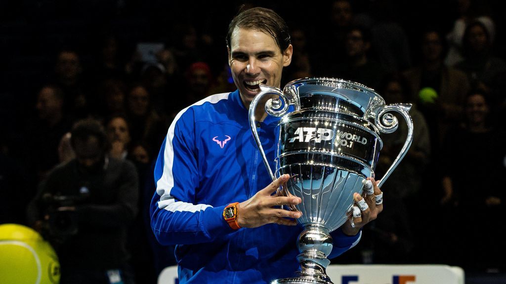 Rafa Nadal recibe el trofeo como número uno del mundo y ya piensa en la Copa Davis