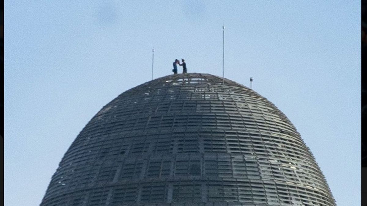 Detienen a dos personas por escalar la torre Glòries de Barcelona y hacer un selfi en la cumbre