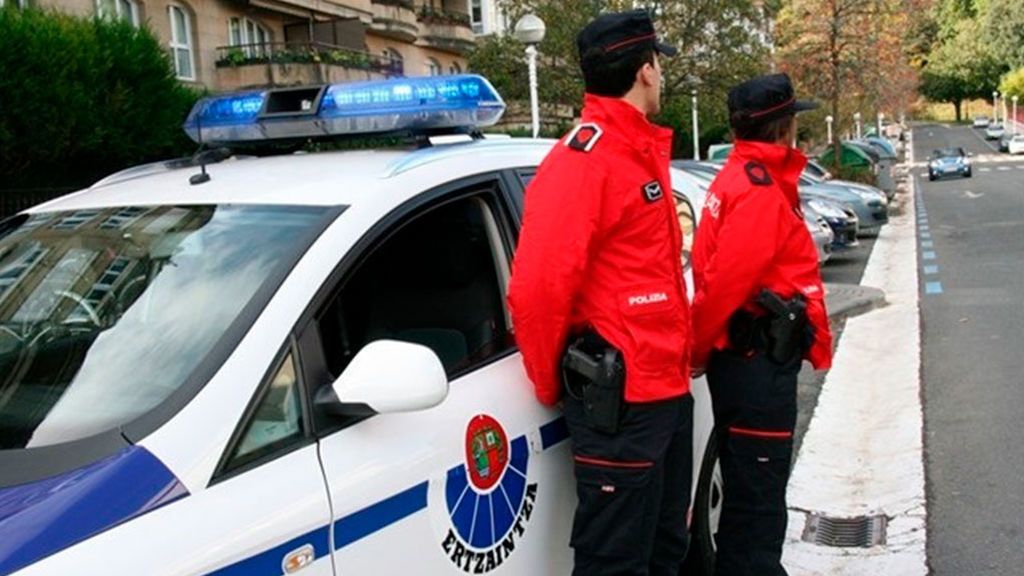 Detenidos dos jóvenes en Bilbao por abusar de una mujer e intentar robarle Detenidos dos jóvenes en Bilbao por abusar de una mujer e intentar robarle