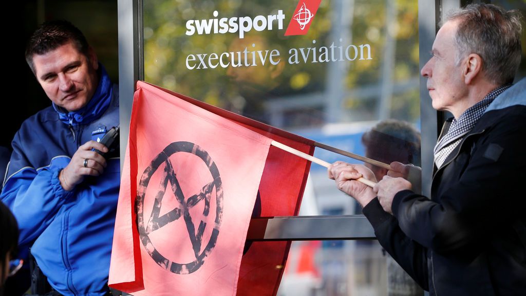Un centenar de ecologistas bloquean la terminal de aviones privados del aeropuerto de Ginebra Un centenar de ecologistas bloquean la terminal de aviones privados del aeropuerto de Ginebra