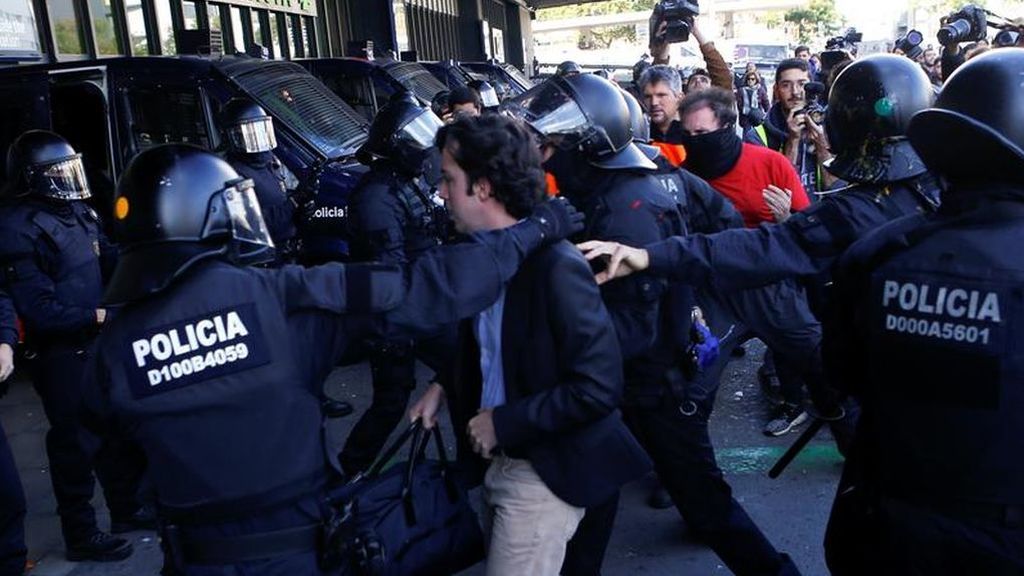 'El pequeño Nicolás', increpado y empujado al cruzar por la concentración de CDR en Barcelona Sants