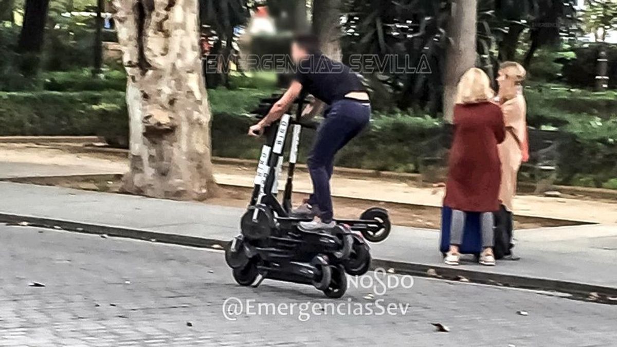 Multan a un hombre por conducir sobre seis patinetes eléctricos en Sevilla