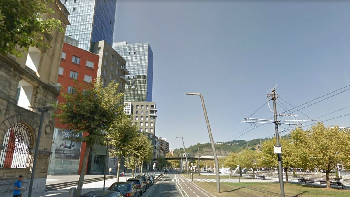 Abusan e intentan robar el móvil a una mujer tras ser asaltada por 3 jóvenes en Bilbao