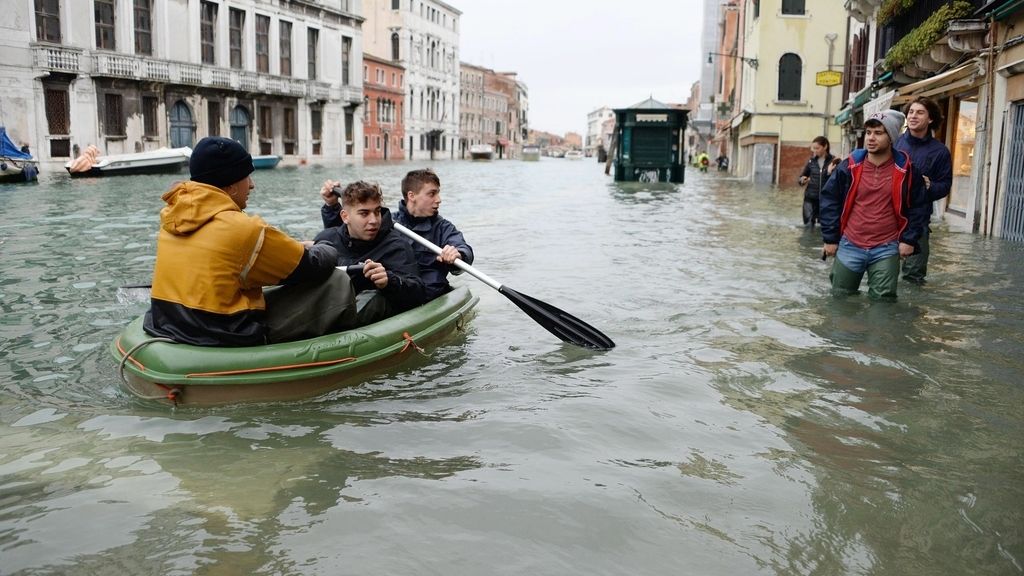 Las fuertes lluvias inundan por completo Venecia, en imágenes