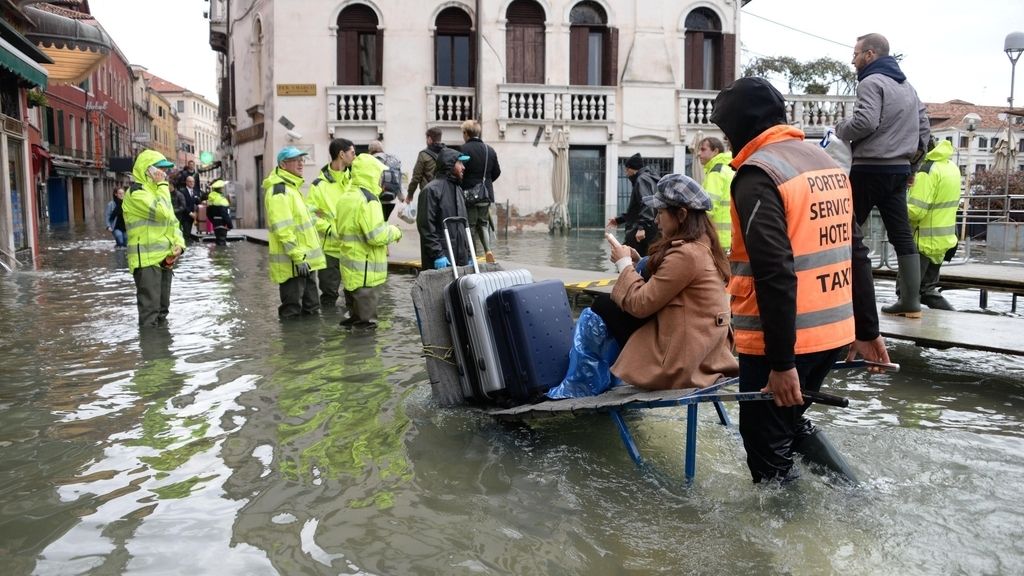Las fuertes lluvias inundan por completo Venecia, en imágenes