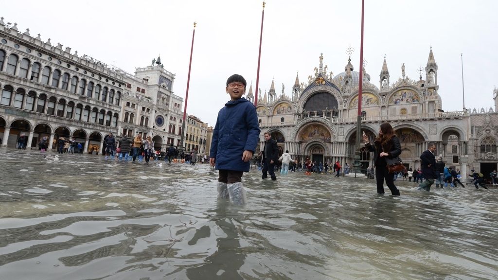 Las fuertes lluvias inundan por completo Venecia, en imágenes