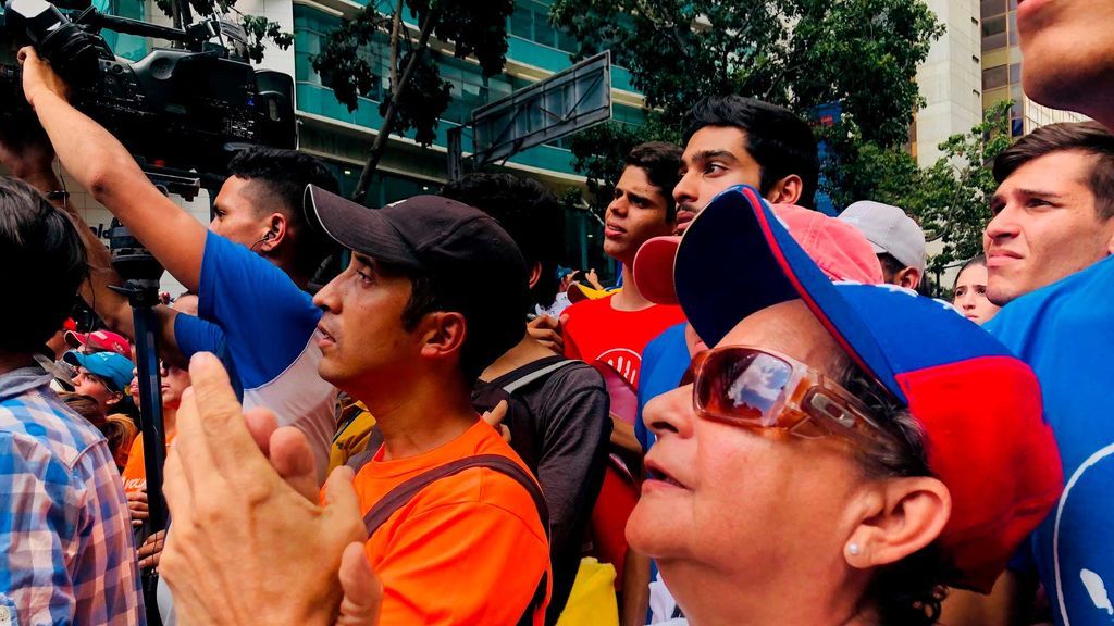 Manifestantes pro Guaidó en la marcha del 16N en Caracas