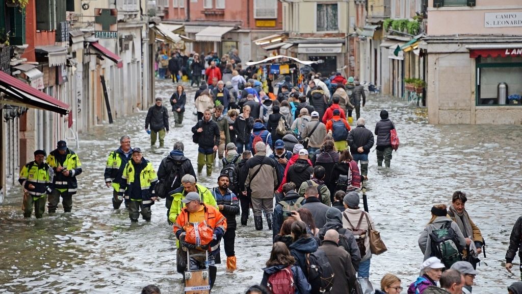 Las fuertes lluvias inundan por completo Venecia, en imágenes