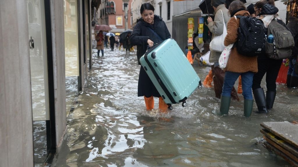 Las fuertes lluvias inundan por completo Venecia, en imágenes