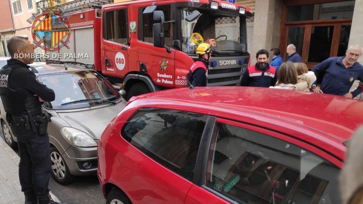 Los bomberos de Palma rescatan a una niña encerrada dentro de un coche con las llaves dentro