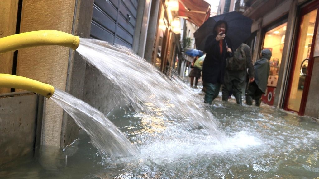 Las fuertes lluvias inundan por completo Venecia, en imágenes