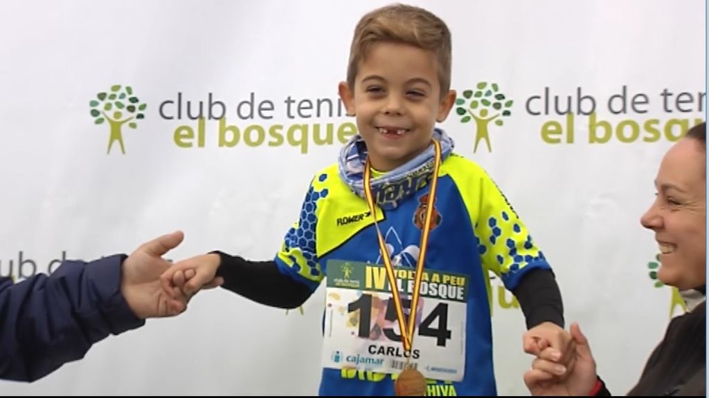 No hay barrera que pueda con las ganas de Carlos: a pesar de su parálisis cerebral, le encanta correr carreras