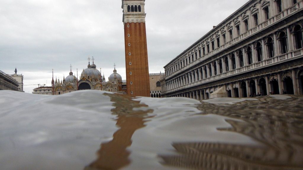 Las fuertes lluvias inundan por completo Venecia, en imágenes
