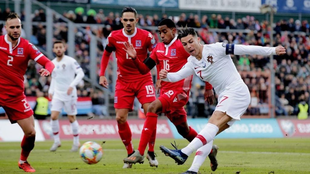 Portugal de clasifica para la Eurocopa tras vencer a Luxemburgo con un solitario gol de Bruno Fernández (0-1) Portugal de clasifica para la Eurocopa tras vencer a Luxemburgo con un solitario gol de Bruno Fernández (0-1)