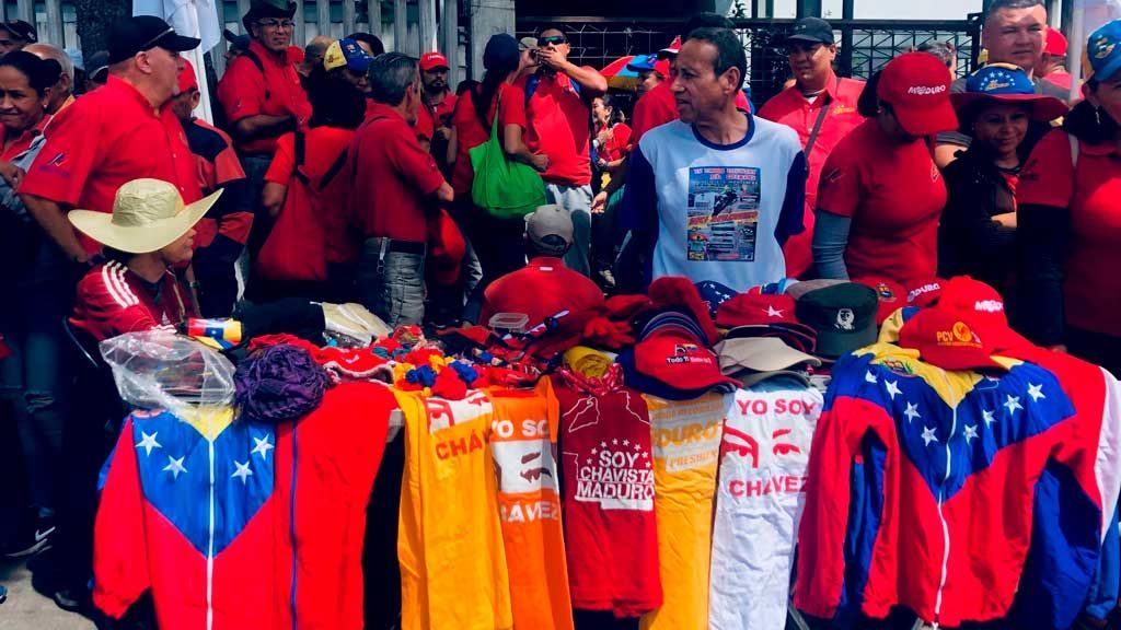 Puesto de venta de camisetas en la manifestación por Maduro