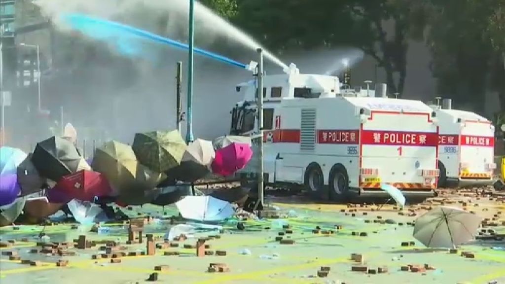 La Policía utiliza cañones de agua para dispersar nuevas protestas en Hong Kong