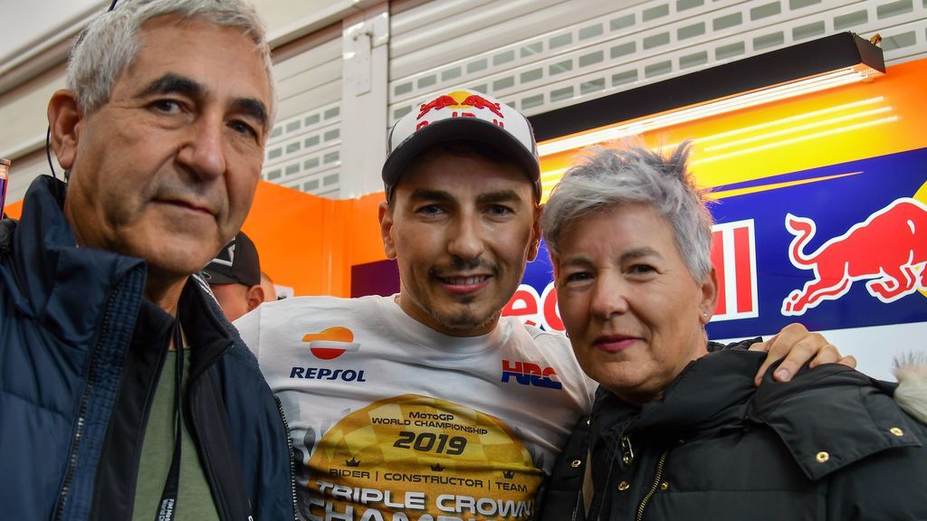 Jorge Lorenzo, a su madre tras retirarse en el GP de Valencia: “Ya no vas a sufrir más, mamá”