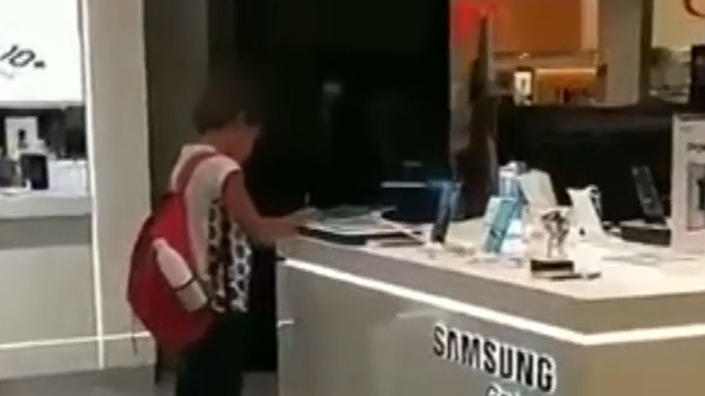 Un niño brasileño acude a una tienda de tablets para poder buscar información y acabar sus deberes