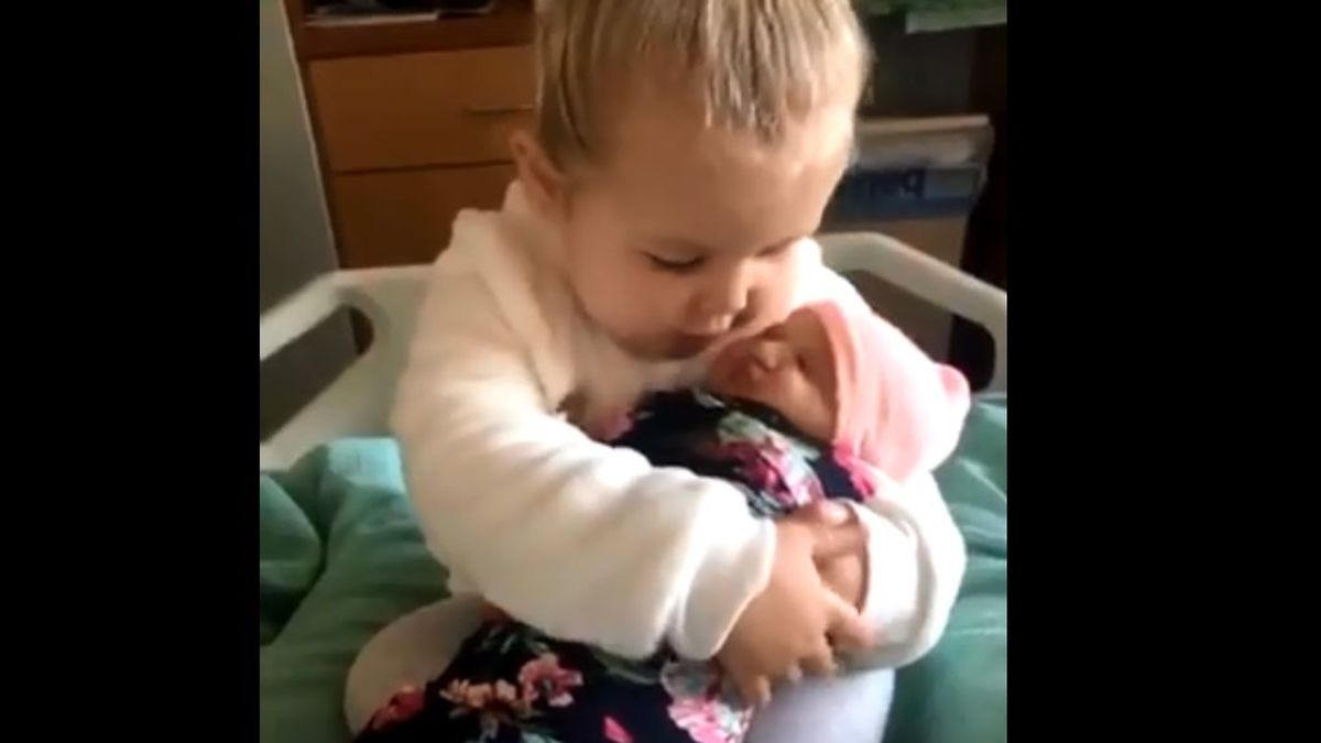 Una niña de 3 años conoce a su hermana recién nacida y le dedica unas tiernas palabras: 'No te dejaré ir nunca más'