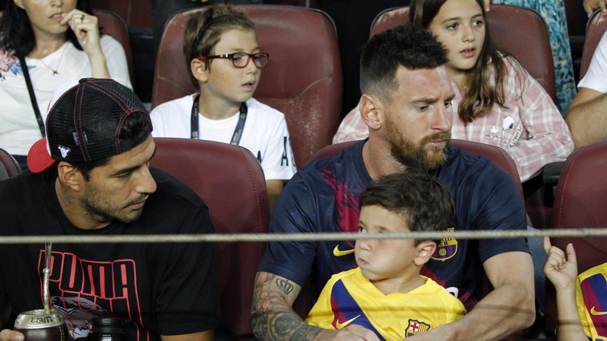 Messi y Luis Suárez debaten sobra la hora a la que acuestan a sus hijos: "Yo me fui a jugar con él a la Play hasta las 23.30" Messi y Luis Suárez debaten sobra la hora a la que acuestan a sus hijos: "Yo me fui a jugar con él a la Play hasta las 23.30"