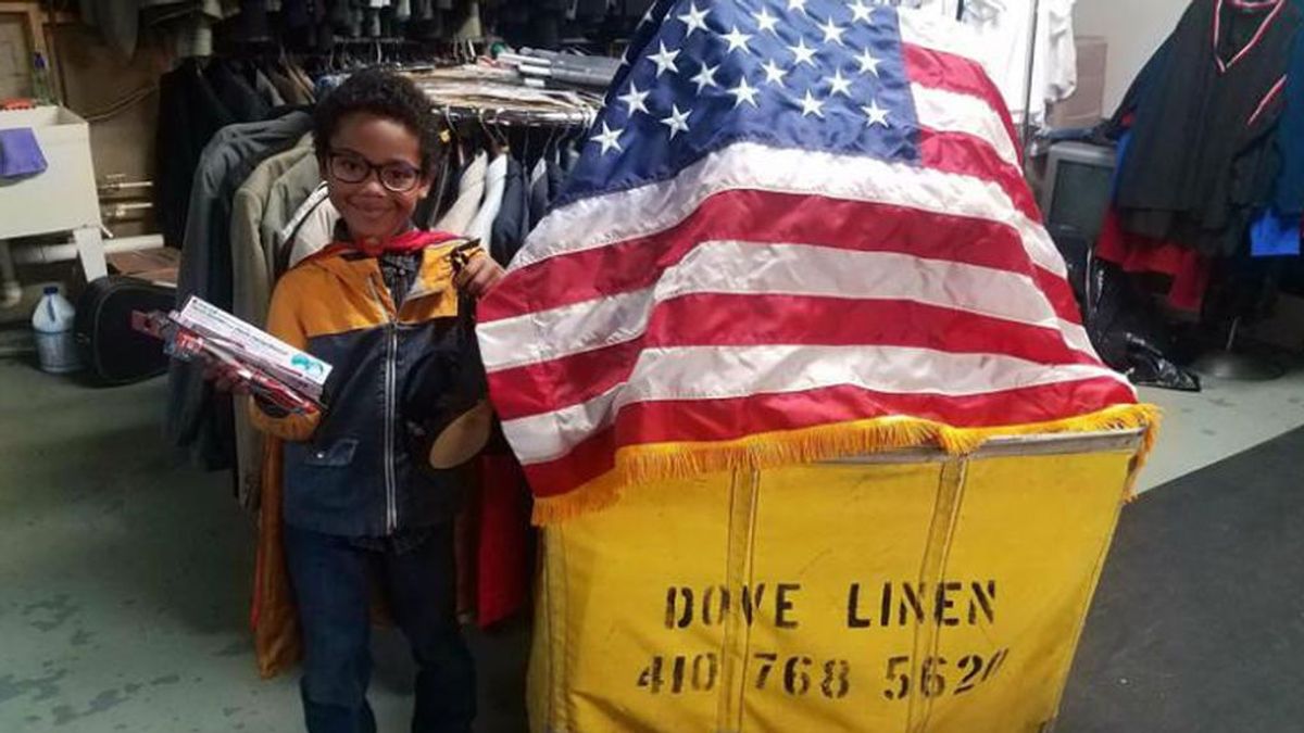 Un niño de ocho años que lleva cuatro ayudando a los veteranos de guerra