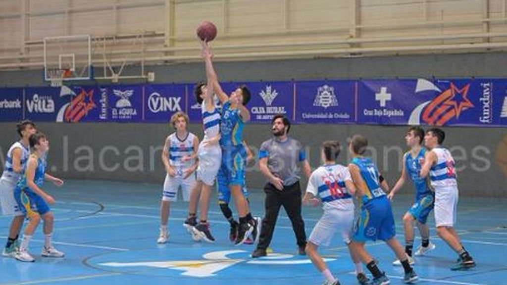 Tarjeta negra y todos fuera: los árbitros expulsan al público en un partido de baloncesto en Avilés por insultos y mofarse de ellos Tarjeta negra y todos fuera: los árbitros expulsan al público en un partido de baloncesto en Avilés por insultos y mofarse de ellos