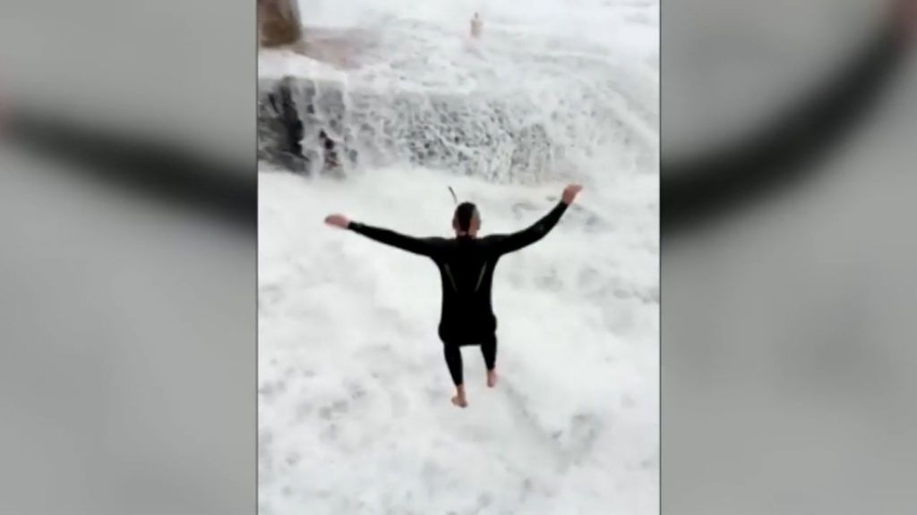 Varios jóvenes se juegan la vida en Zarautz saltando ante las olas de un temporal enfurecido