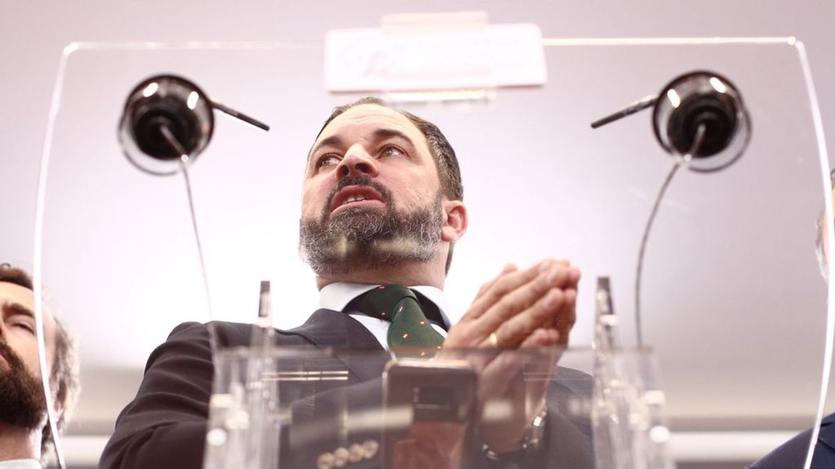 Abascal carga contra el feminismo "supremacista" y sentencia que incluso a él le vendría bien aprender a coser