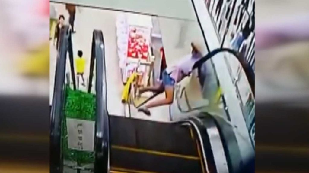 Atrapada por la cabeza en una escalera mecánica