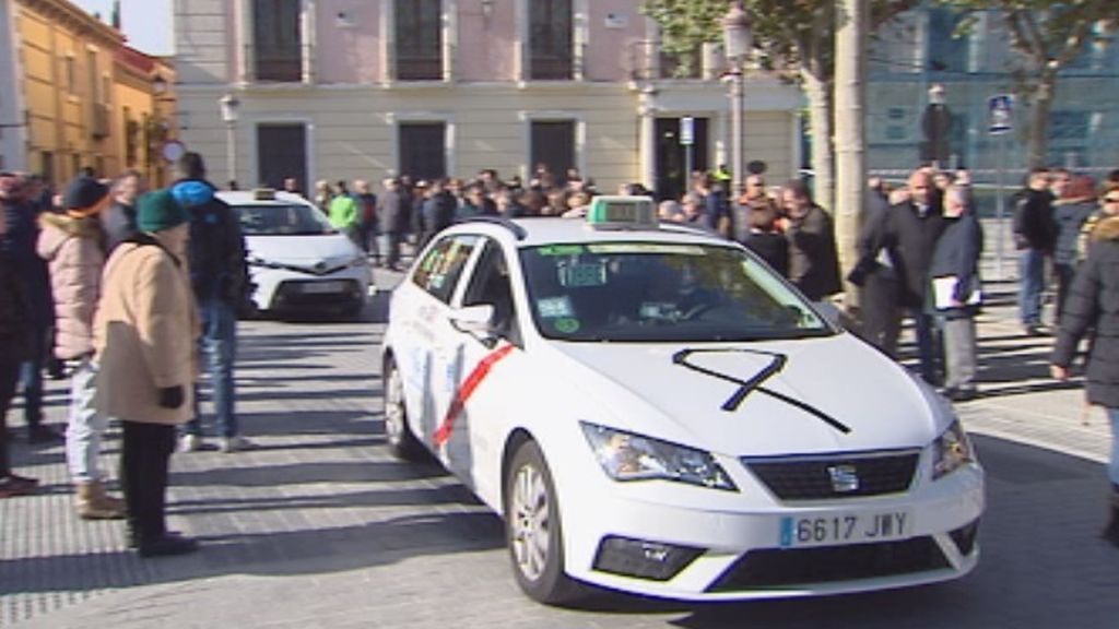Hallan el cadáver degollado de un taxista dentro de su coche en Alcalá de Henares