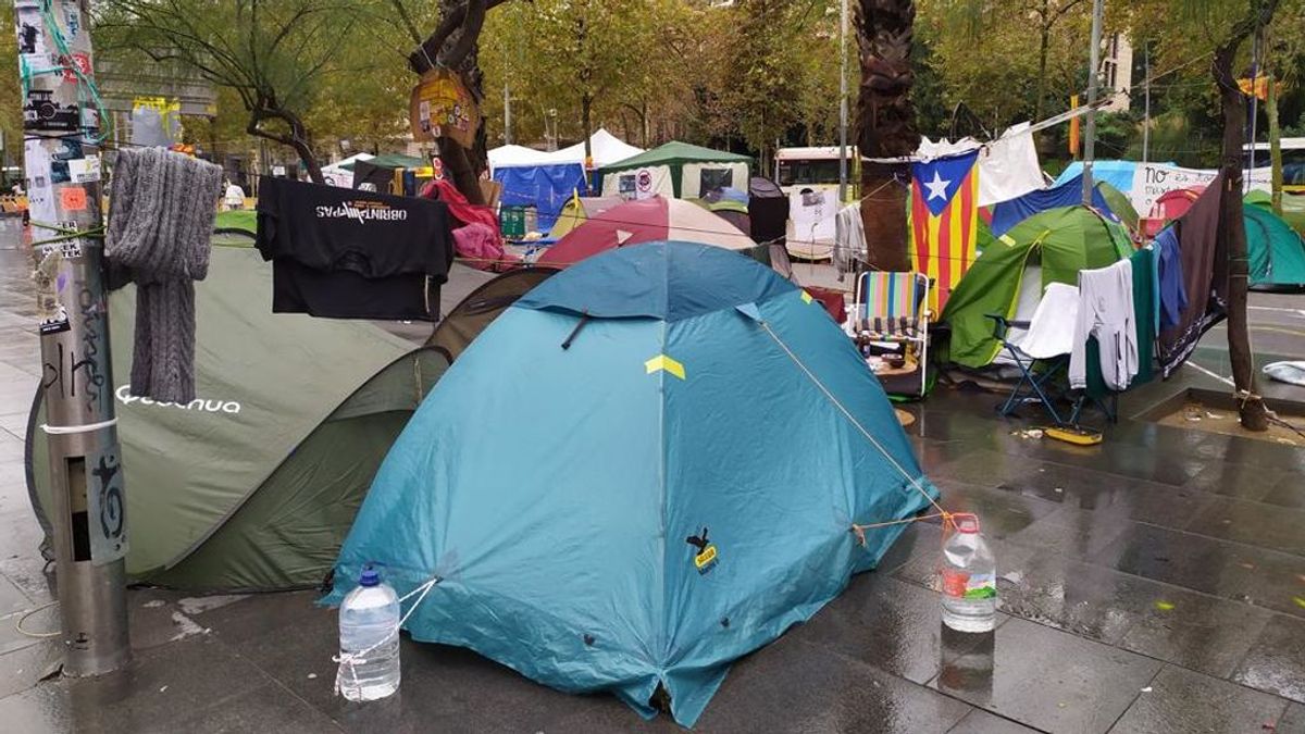 Una joven afirma haber sufrido una agresión sexual en la acampada independentista de plaza Universidad
