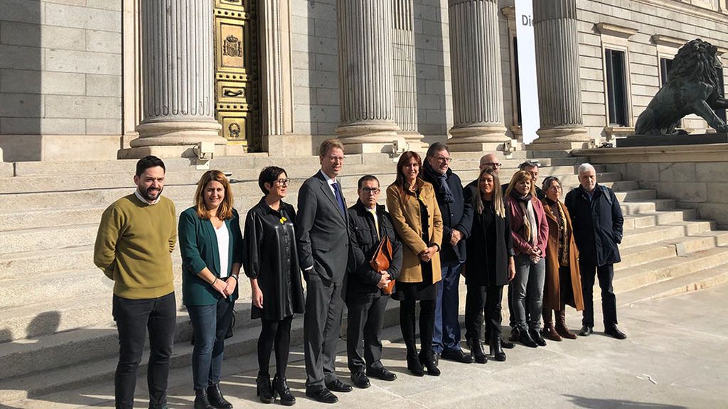 Junts per Catalunya presiona ERC para que vote en contra de la investidura de Sánchez Junts per Catalunya presiona ERC para que vote en contra de la investidura de Sánchez