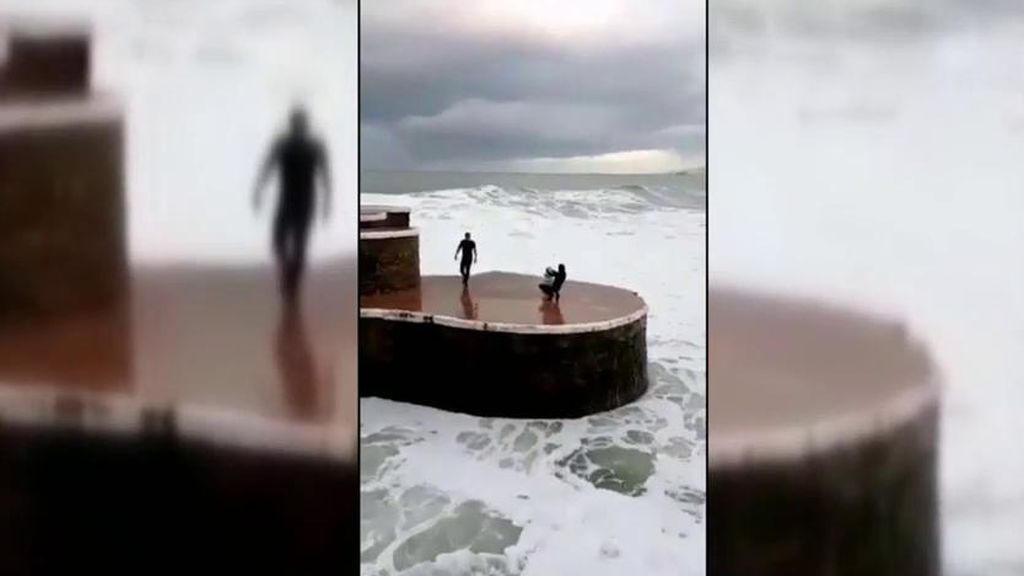 Jóvenes se juegan la vida en Zarautz jugando con el oleaje