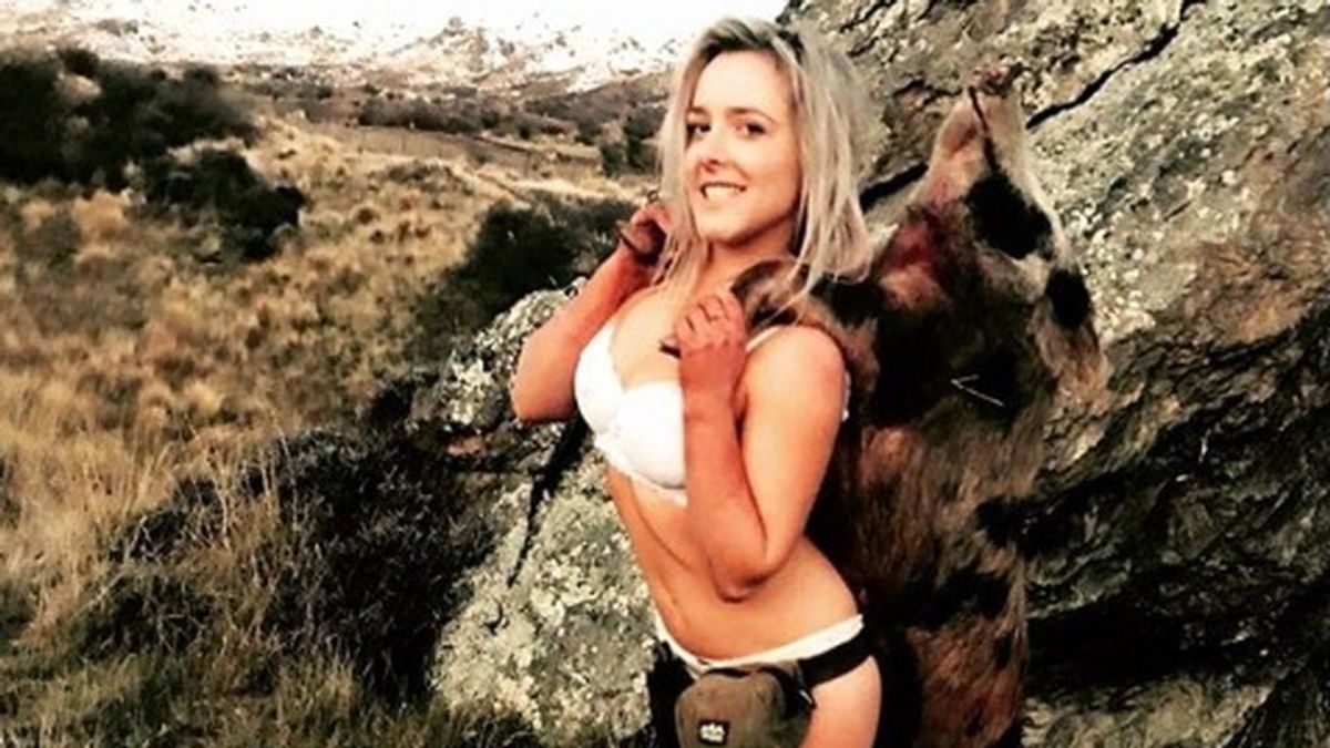 Una cazadora recibe amenazas de muerte por posar, en ropa interior, con sus presas en Instagram