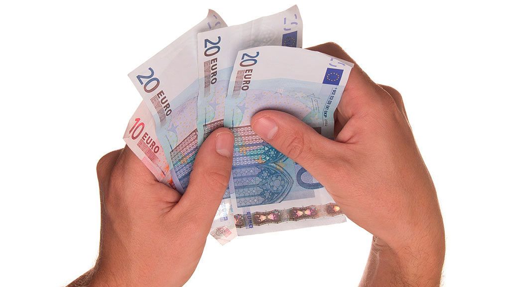 El salario medio de los españoles es 433 euros inferior al de la Unión Europea El salario medio de los españoles es 433 euros inferior al de la Unión Europea