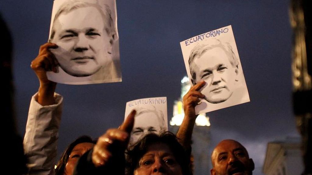 Manifestantes en apoyo de Assange