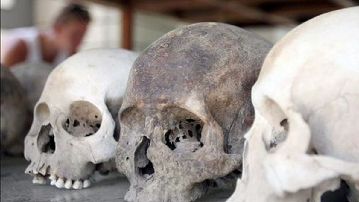 Encuentran los cráneos de dos bebés dentro de otros cráneos de niños mayores a modo de casco