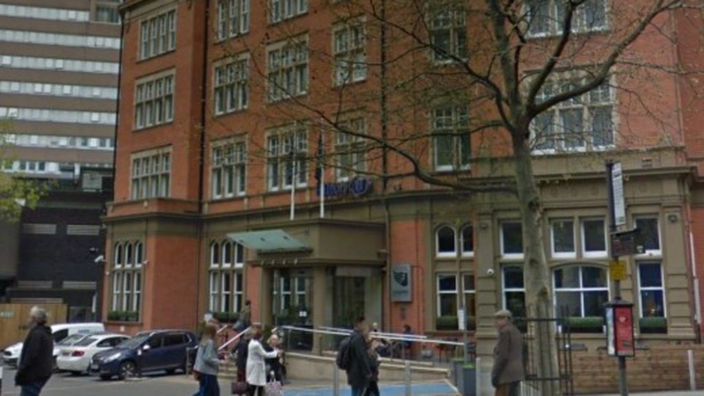 Las dos caras de la sociedad: encuentran muerto de frío a las puertas del hotel Hilton en Nottingham Las dos caras de la sociedad: encuentran muerto de frío a las puertas del hotel Hilton en Nottingham