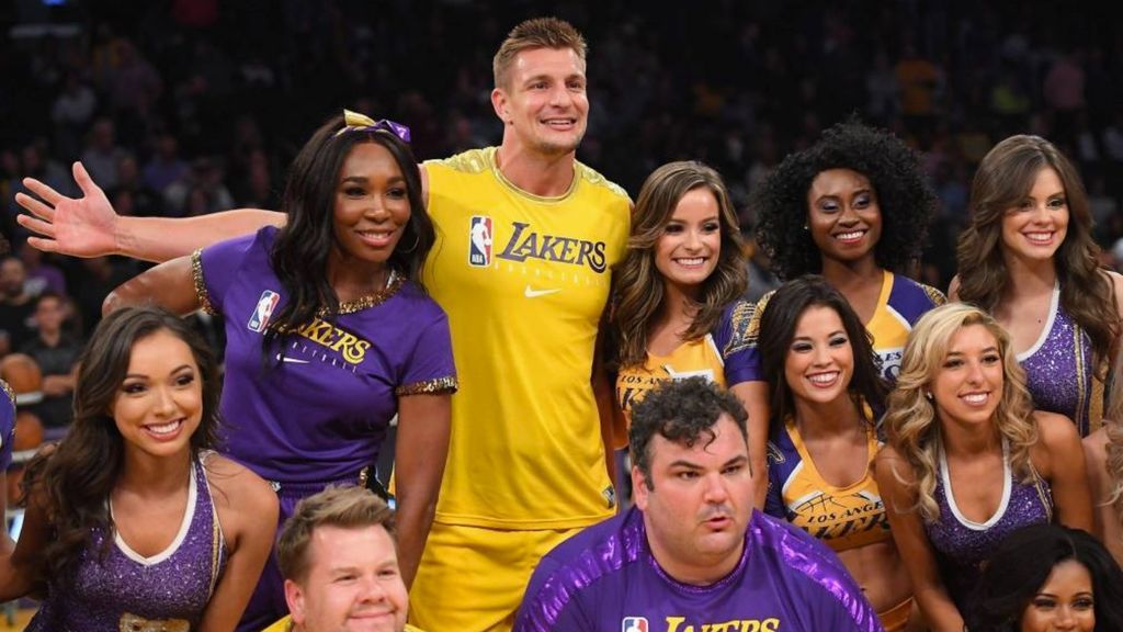 Venus Williams y Rob Gronkowski se desmelenan bailando con las Laker Girls en el descanso Venus Williams y Rob Gronkowski se desmelenan bailando con las Laker Girls en el descanso