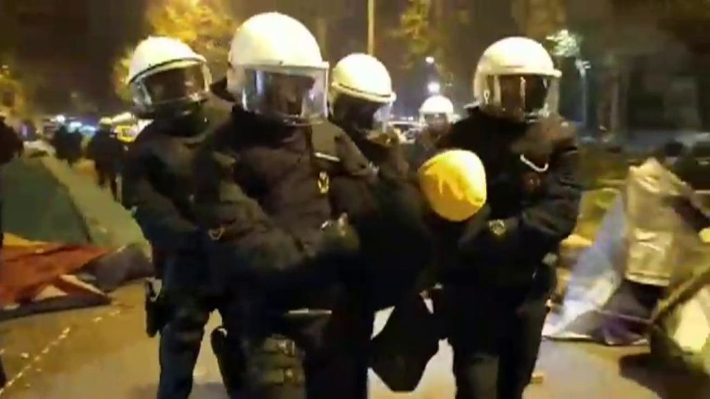 La Guardia Urbana de Barcelona desaloja a los estudiantes de la plaza de la Universitat