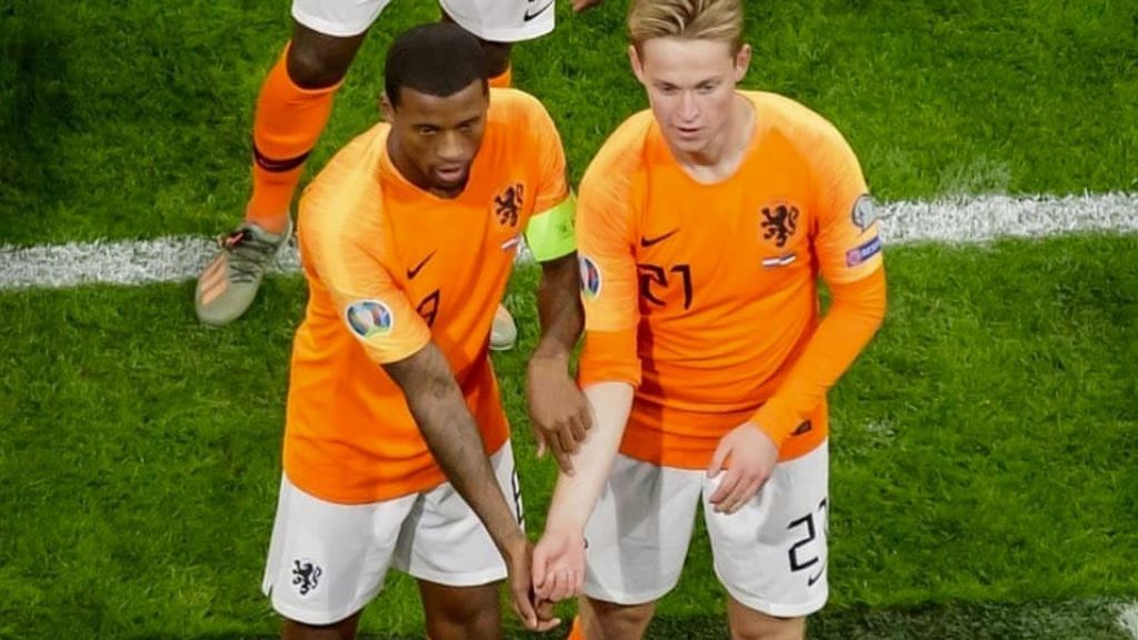 La celebración contra el racismo de De Jong y Wijnaldum tras marcar un gol con Holanda La celebración contra el racismo de De Jong y Wijnaldum tras marcar un gol con Holanda