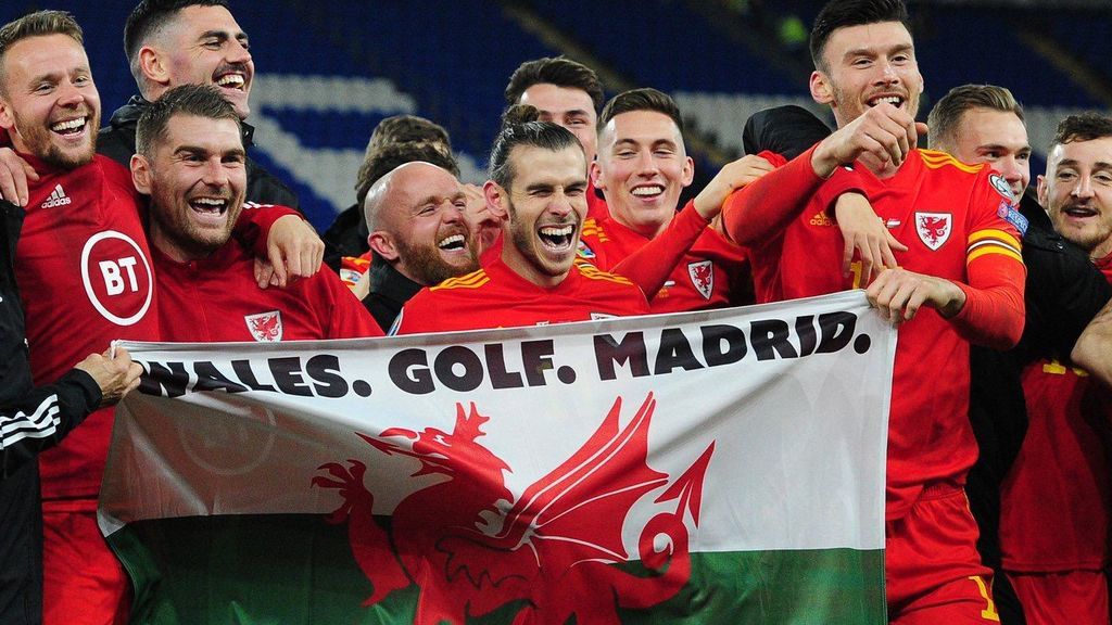 Bale se ríe del Real Madrid celebrando la clasificación de Gales para la Eurocopa con una pancarta con el famoso lema: ‘Gales, Golf, Madrid’