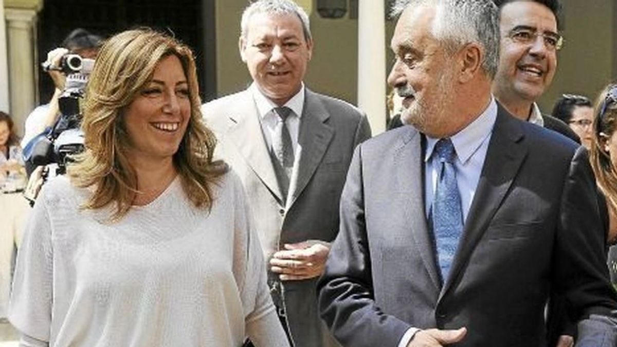 Susana Díaz, muda, en el punto de mira del PSOE, que ve los ERE cosa del pasado