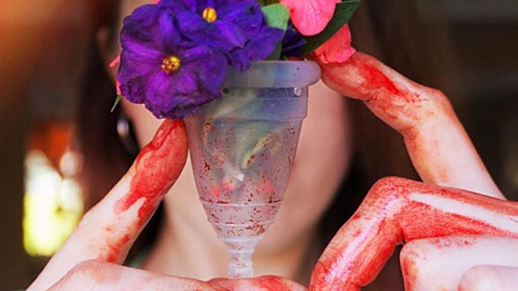 Una actriz comparte un vídeo en el que riega las plantas con su sangre menstrual