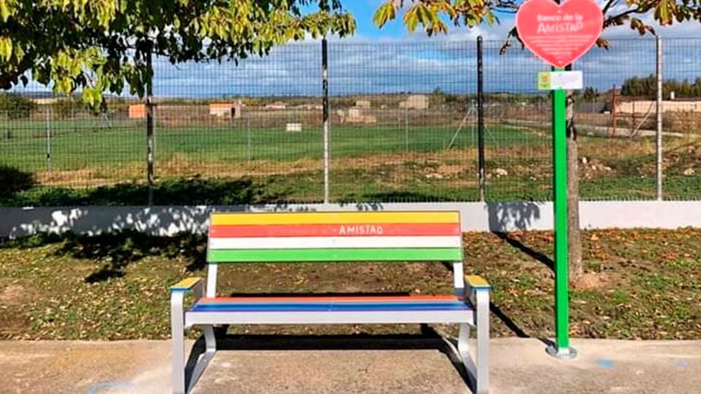 Colegios de todo España copian el 'banco de la amistad' para combatir el acoso escolar Colegios de todo España copian el 'banco de la amistad' para combatir el acoso escolar